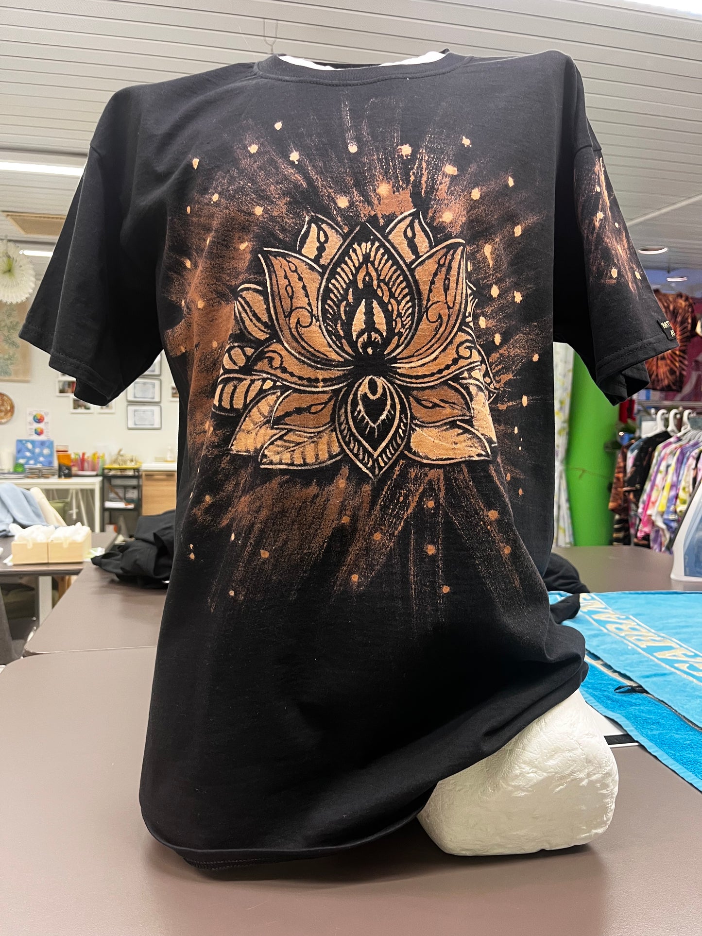 Valkaisutekniikalla maalauspaja mustalle paidalle 2026