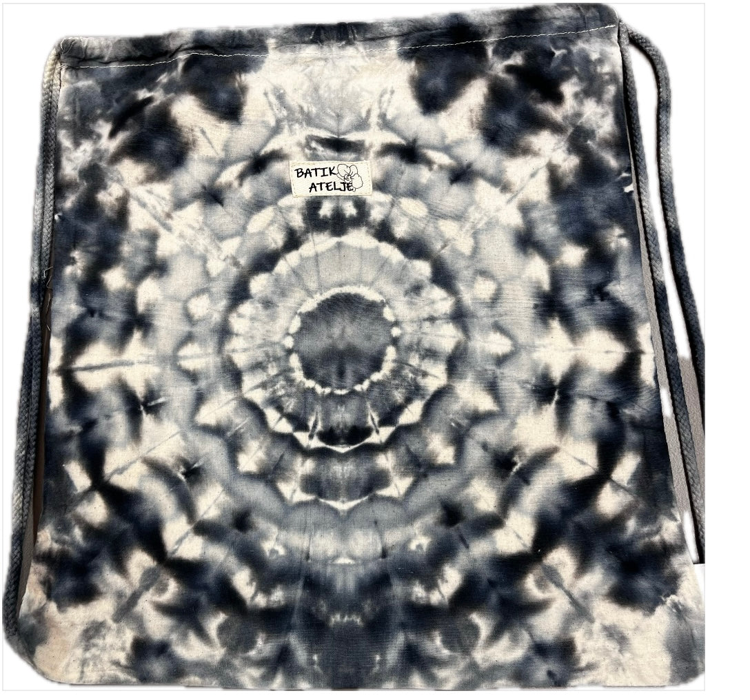 Kaunis ja kestävä mustan harmaa batiikkikangapussi