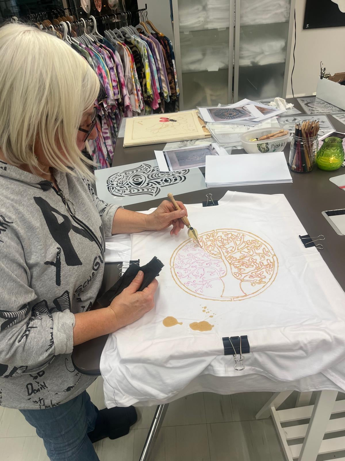 T-paidan maalaus kuumavahatekniikalla + Viini tai ilman. 2026