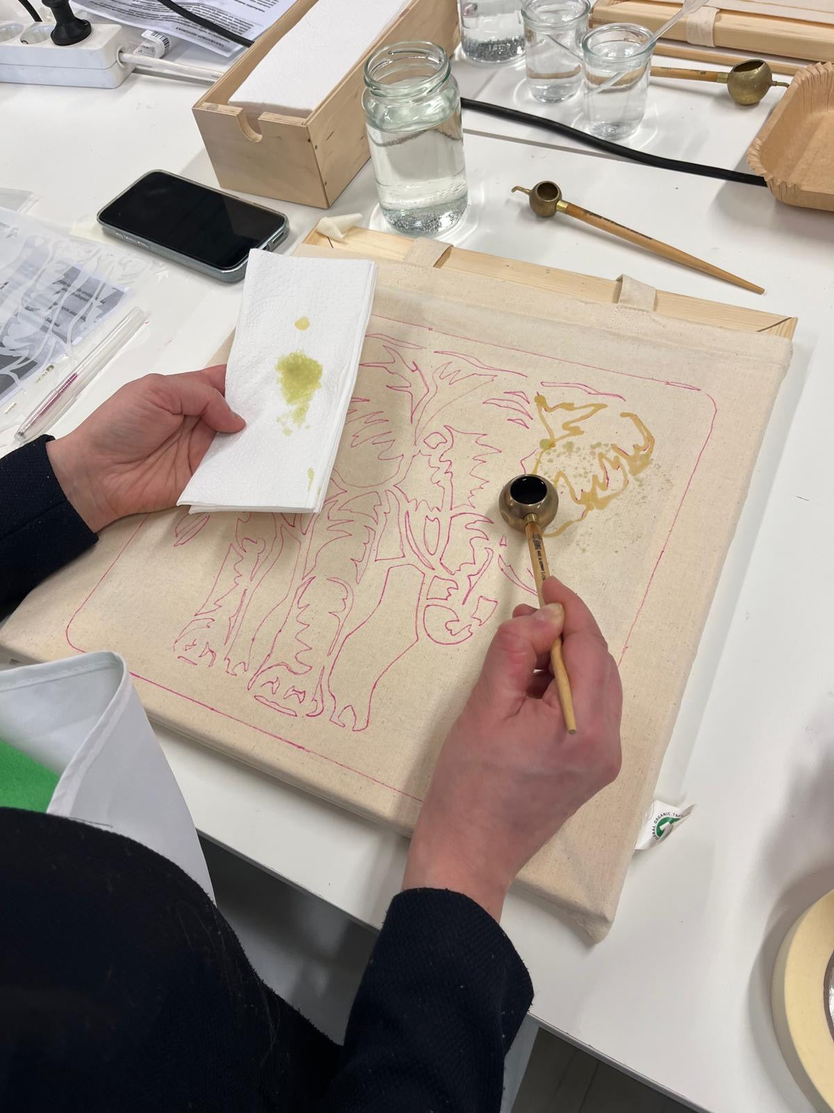 Kangaskassin maalaus Batik estovärjäys-kuumavahatekniikalla syksy 2026