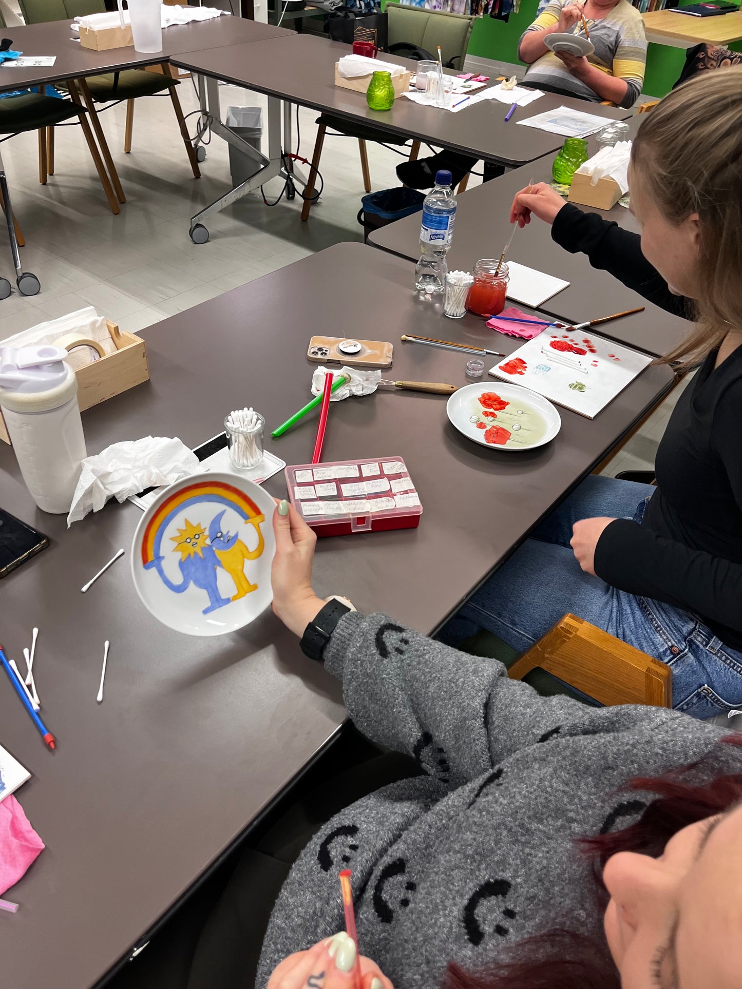 Posliininmaalaus alkeiskurssi         7 kertaa kesto 3 h / kerta  7.4-19.5. Klo 17:00-20:00 Tiistaisin 2026