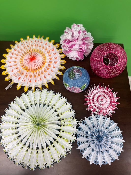 Paperipallon ja lumihiutale koriste maalausta ja koristelua  2025