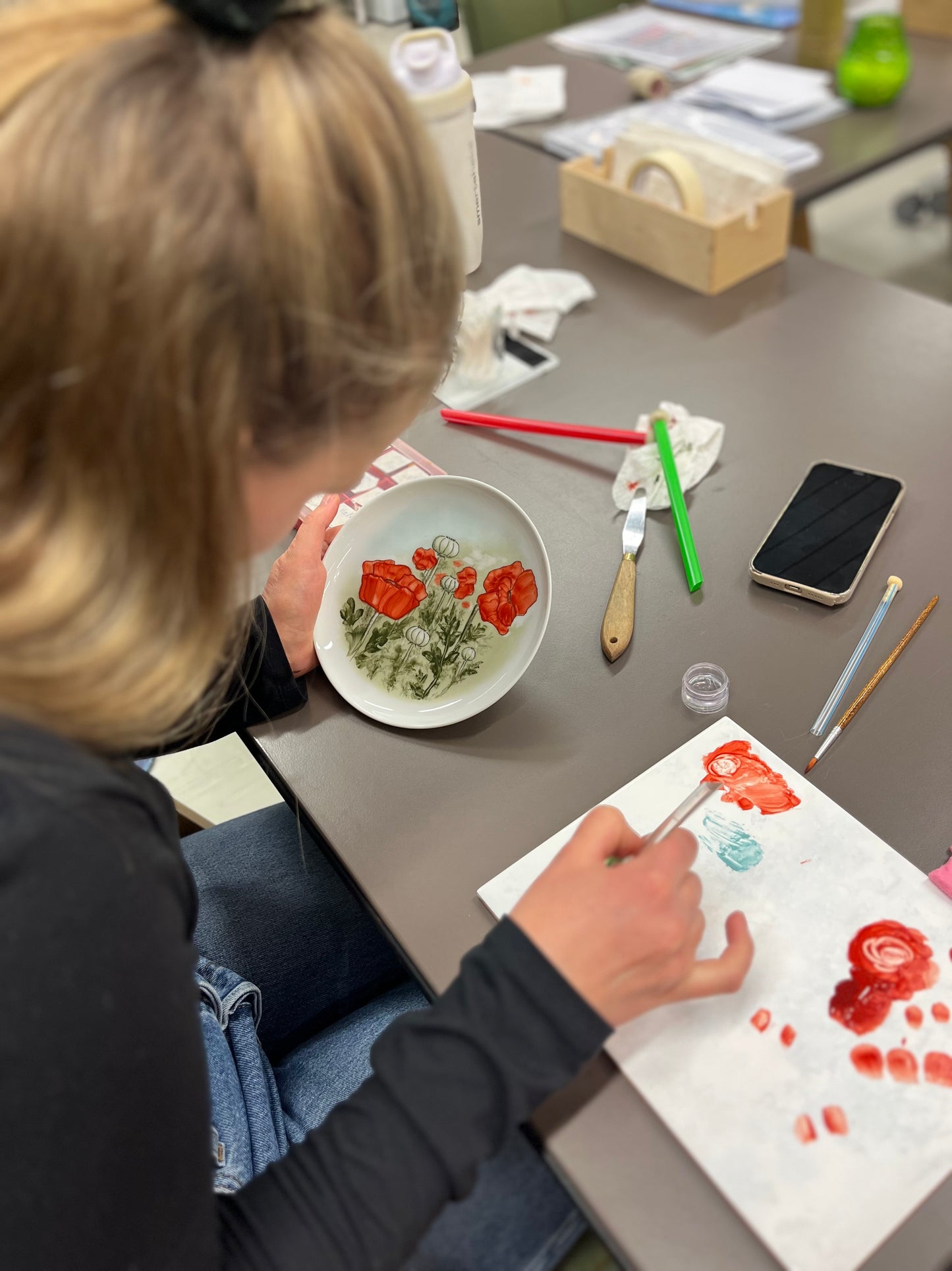 Posliininmaalaus alkeiskurssi         7 kertaa kesto 3 h / kerta  7.4-19.5. Klo 17:00-20:00 Tiistaisin 2026